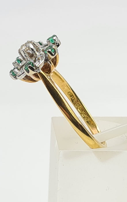 6066 Vintage: 18ct Gold 6 Emeralds 7 Brilliant Cut Diamonds Cluster Ring