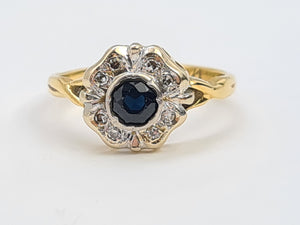 7379: Vintage 18ct Gold Blue Sapphire & 8 Diamonds Daisy Cluster Ring