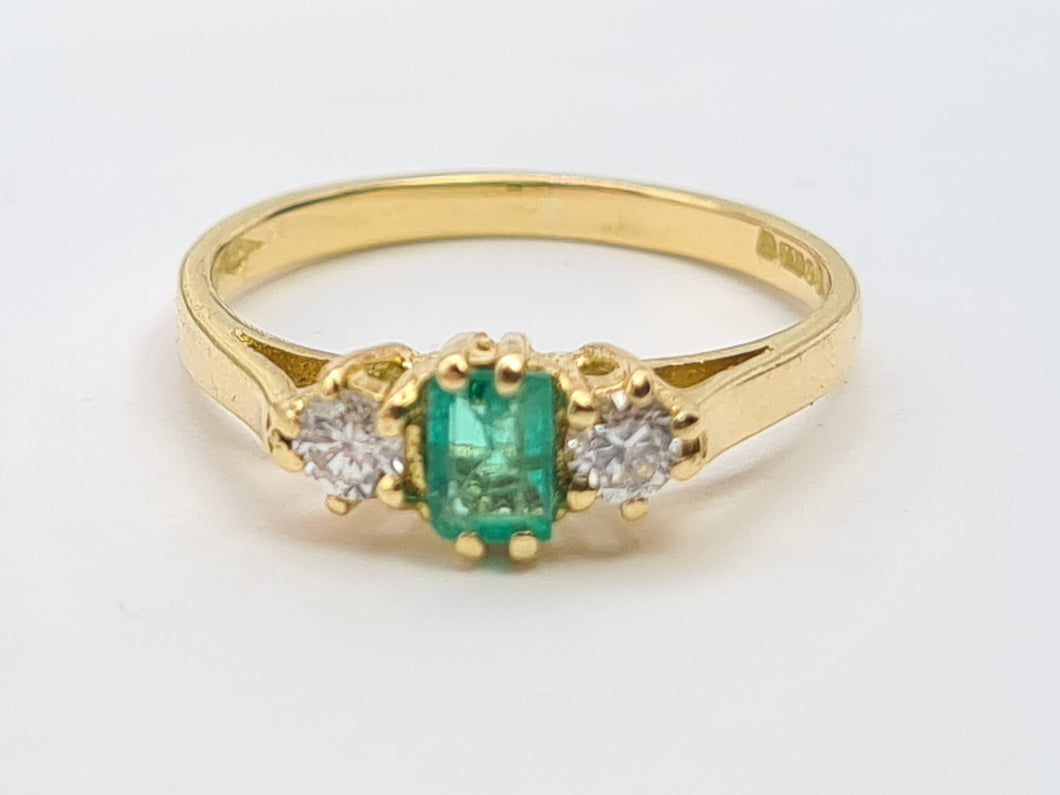 A7391 -Vintage: 18ct Gold Emerald Diamonds Three Stone Ring- gorgeous, petite, sparkling