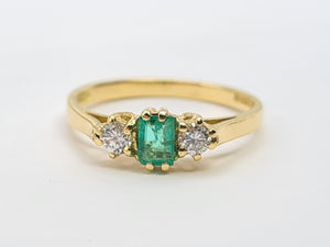 A7391 -Vintage: 18ct Gold Emerald Diamonds Three Stone Ring- gorgeous, petite, sparkling