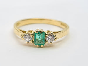 A7391 -Vintage: 18ct Gold Emerald Diamonds Three Stone Ring- gorgeous, petite, sparkling