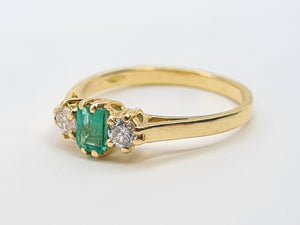 A7391 -Vintage: 18ct Gold Emerald Diamonds Three Stone Ring- gorgeous, petite, sparkling