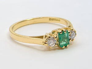 A7391 -Vintage: 18ct Gold Emerald Diamonds Three Stone Ring- gorgeous, petite, sparkling