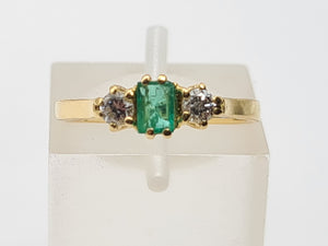 A7391 -Vintage: 18ct Gold Emerald Diamonds Three Stone Ring- gorgeous, petite, sparkling