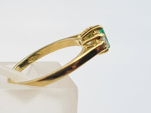 A7391 -Vintage: 18ct Gold Emerald Diamonds Three Stone Ring- gorgeous, petite, sparkling