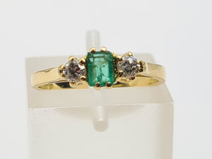 A7391 -Vintage: 18ct Gold Emerald Diamonds Three Stone Ring- gorgeous, petite, sparkling