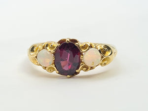 A7402 Vintage & Old 18ct Gold Mulberry Purple Amethyst Opals Dress Ring- lovely combination