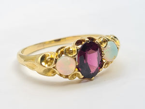 A7402 Vintage & Old 18ct Gold Mulberry Purple Amethyst Opals Dress Ring- lovely combination