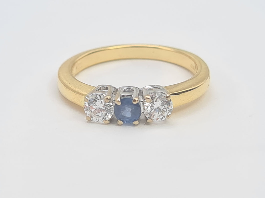 7412;Vintage: (2002) 18ct Gold Cornflower Blue Sapphire Full Cut Diamonds Ring- simply gorgeous