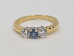 7412;Vintage: (2002) 18ct Gold Cornflower Blue Sapphire Full Cut Diamonds Ring- simply gorgeous