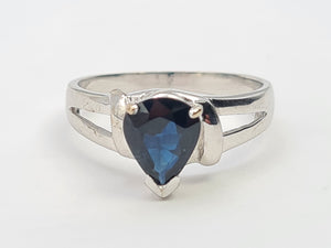 7447- Vintage: 18ct White Gold Pear Cut French Blue Sapphire Solitaire- crisp, clean lines, nice weight,