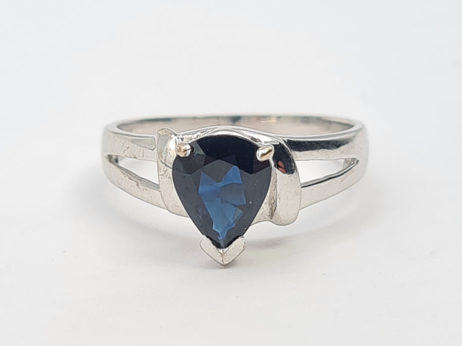 6083- Vintage: 18ct White Gold Pear Cut French Blue Sapphire Solitaire- Exquisite