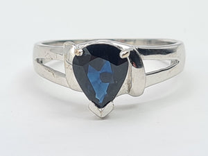 7447- Vintage: 18ct White Gold Pear Cut French Blue Sapphire Solitaire- crisp, clean lines, nice weight,