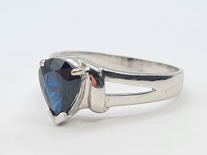 7447- Vintage: 18ct White Gold Pear Cut French Blue Sapphire Solitaire- crisp, clean lines, nice weight,