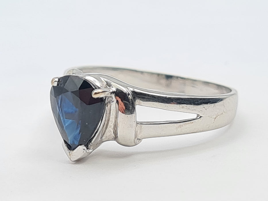 6083- Vintage: 18ct White Gold Pear Cut French Blue Sapphire Solitaire- Exquisite