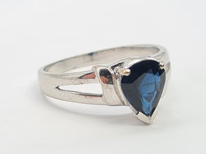 7447- Vintage: 18ct White Gold Pear Cut French Blue Sapphire Solitaire- crisp, clean lines, nice weight,