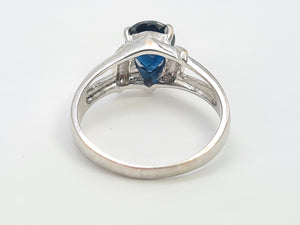 7447- Vintage: 18ct White Gold Pear Cut French Blue Sapphire Solitaire- crisp, clean lines, nice weight,