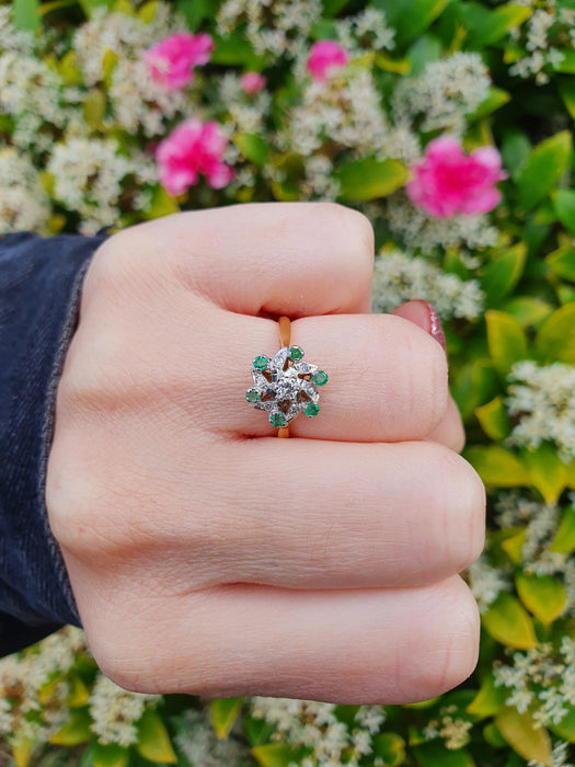 6066 Vintage: 18ct Gold 6 Emeralds 7 Brilliant Cut Diamonds Cluster Ring