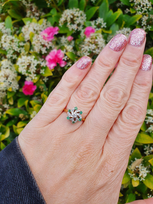 6066 Vintage: 18ct Gold 6 Emeralds 7 Brilliant Cut Diamonds Cluster Ring