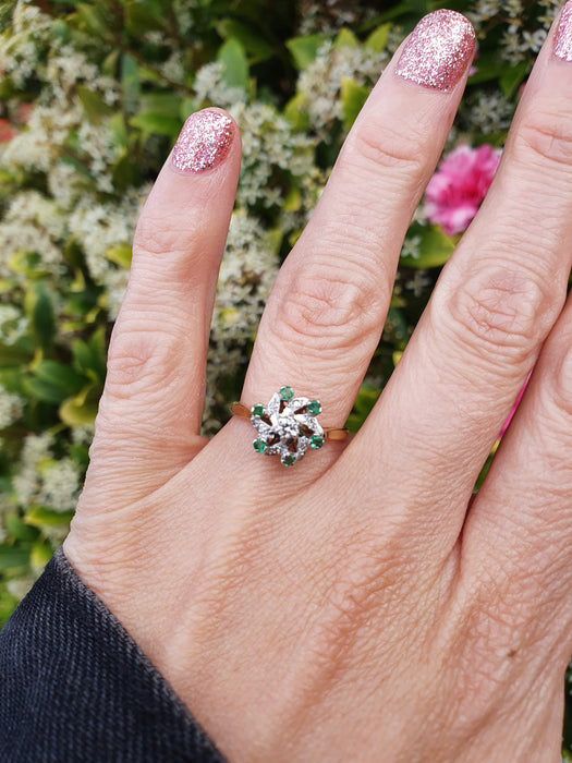 6066 Vintage: 18ct Gold 6 Emeralds 7 Brilliant Cut Diamonds Cluster Ring