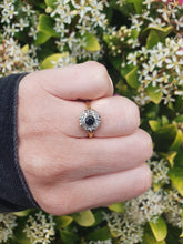 Load image into Gallery viewer, 7379: Vintage 18ct Gold Blue Sapphire &amp; 8 Diamonds Daisy Cluster Ring
