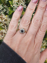 Load image into Gallery viewer, 7379: Vintage 18ct Gold Blue Sapphire &amp; 8 Diamonds Daisy Cluster Ring
