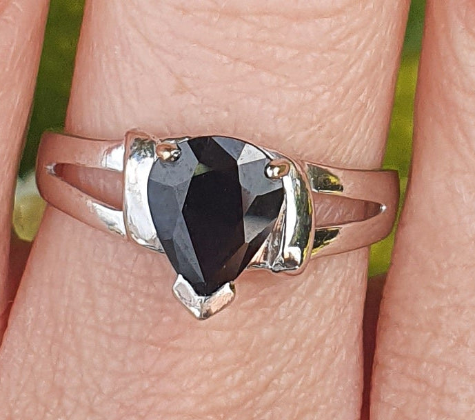 6083- Vintage: 18ct White Gold Pear Cut French Blue Sapphire Solitaire- Exquisite