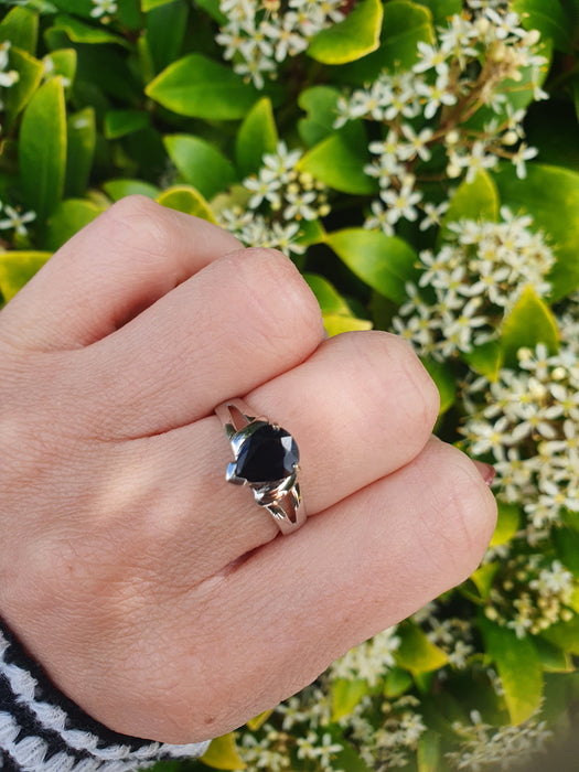 6083- Vintage: 18ct White Gold Pear Cut French Blue Sapphire Solitaire- Exquisite