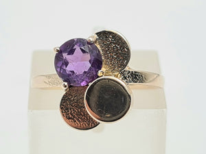 7421: Vintage: Abstract 9ct Gold Purple Amethyst Cocktail Ring-eclectic, eye catcher