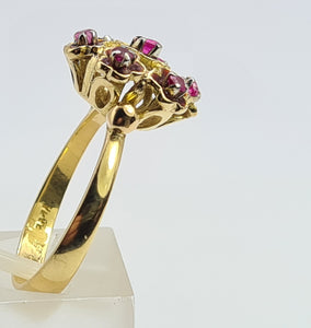 7476: Vintage; 18ct Gold 7 Rubies Floral Cluster Cocktail Ring- geometric set