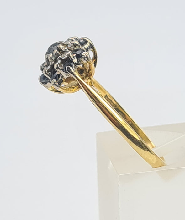 6163: Vintage: 18ct Gold Blue Sapphires Diamonds Cluster Ring- natural, sparkling beauty