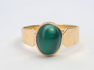 A7595: Vintage: (1980) Rare Cabochon Cut Green Malachite Signet Ring- 44 years old - superb