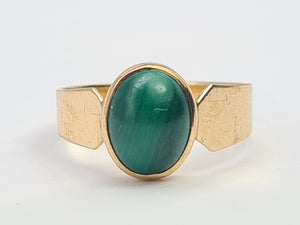 A7595: Vintage: (1980) Rare Cabochon Cut Green Malachite Signet Ring- 44 years old - superb