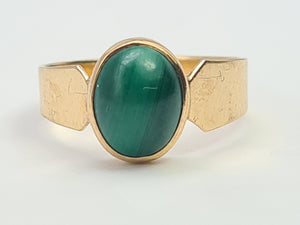 A7595: Vintage: (1980) Rare Cabochon Cut Green Malachite Signet Ring- 44 years old - superb