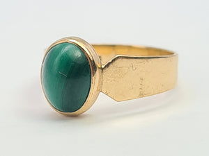 A7595: Vintage: (1980) Rare Cabochon Cut Green Malachite Signet Ring- 44 years old - superb