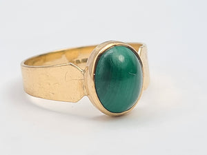 A7595: Vintage: (1980) Rare Cabochon Cut Green Malachite Signet Ring- 44 years old - superb