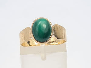 A7595: Vintage: (1980) Rare Cabochon Cut Green Malachite Signet Ring- 44 years old - superb