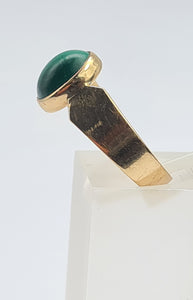 A7595: Vintage: (1980) Rare Cabochon Cut Green Malachite Signet Ring- 44 years old - superb