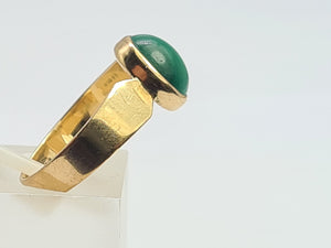 A7595: Vintage: (1980) Rare Cabochon Cut Green Malachite Signet Ring- 44 years old - superb