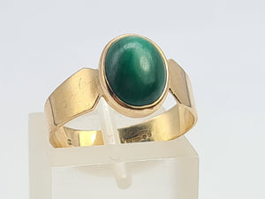 A7595: Vintage: (1980) Rare Cabochon Cut Green Malachite Signet Ring- 44 years old - superb