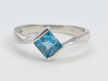 Load image into Gallery viewer, Vintage: 18ct Gold Swiss Blue Topaz Geometric Set Dress Ring
