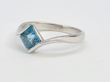 Load image into Gallery viewer, Vintage: 18ct Gold Swiss Blue Topaz Geometric Set Dress Ring
