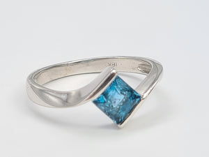 Vintage: 18ct Gold Swiss Blue Topaz Geometric Set Dress Ring