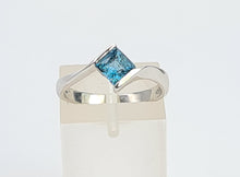 Load image into Gallery viewer, Vintage: 18ct Gold Swiss Blue Topaz Geometric Set Dress Ring
