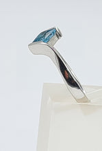 Load image into Gallery viewer, Vintage: 18ct Gold Swiss Blue Topaz Geometric Set Dress Ring
