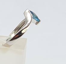 Load image into Gallery viewer, Vintage: 18ct Gold Swiss Blue Topaz Geometric Set Dress Ring
