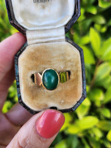 A7595: Vintage: (1980) Rare Cabochon Cut Green Malachite Signet Ring- 44 years old - superb