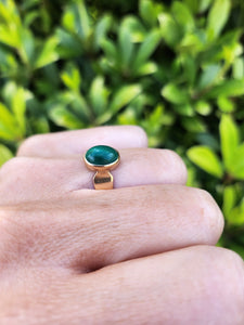 A7595: Vintage: (1980) Rare Cabochon Cut Green Malachite Signet Ring- 44 years old - superb