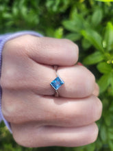 Load image into Gallery viewer, Vintage: 18ct Gold Swiss Blue Topaz Geometric Set Dress Ring
