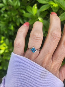 Vintage: 18ct Gold Swiss Blue Topaz Geometric Set Dress Ring